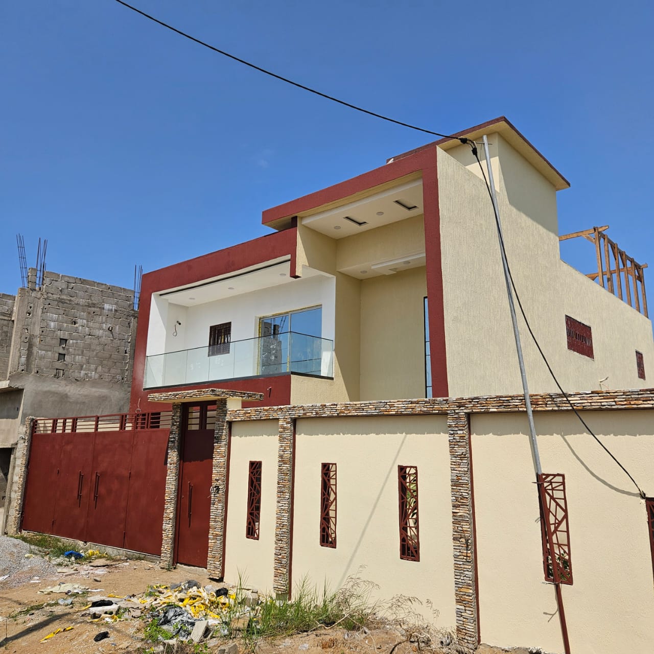 Façade villa avec fenêtres modernes